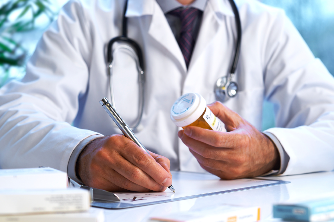 O médico prescribe medicamentos despois da cirurxía de ampliación do pene